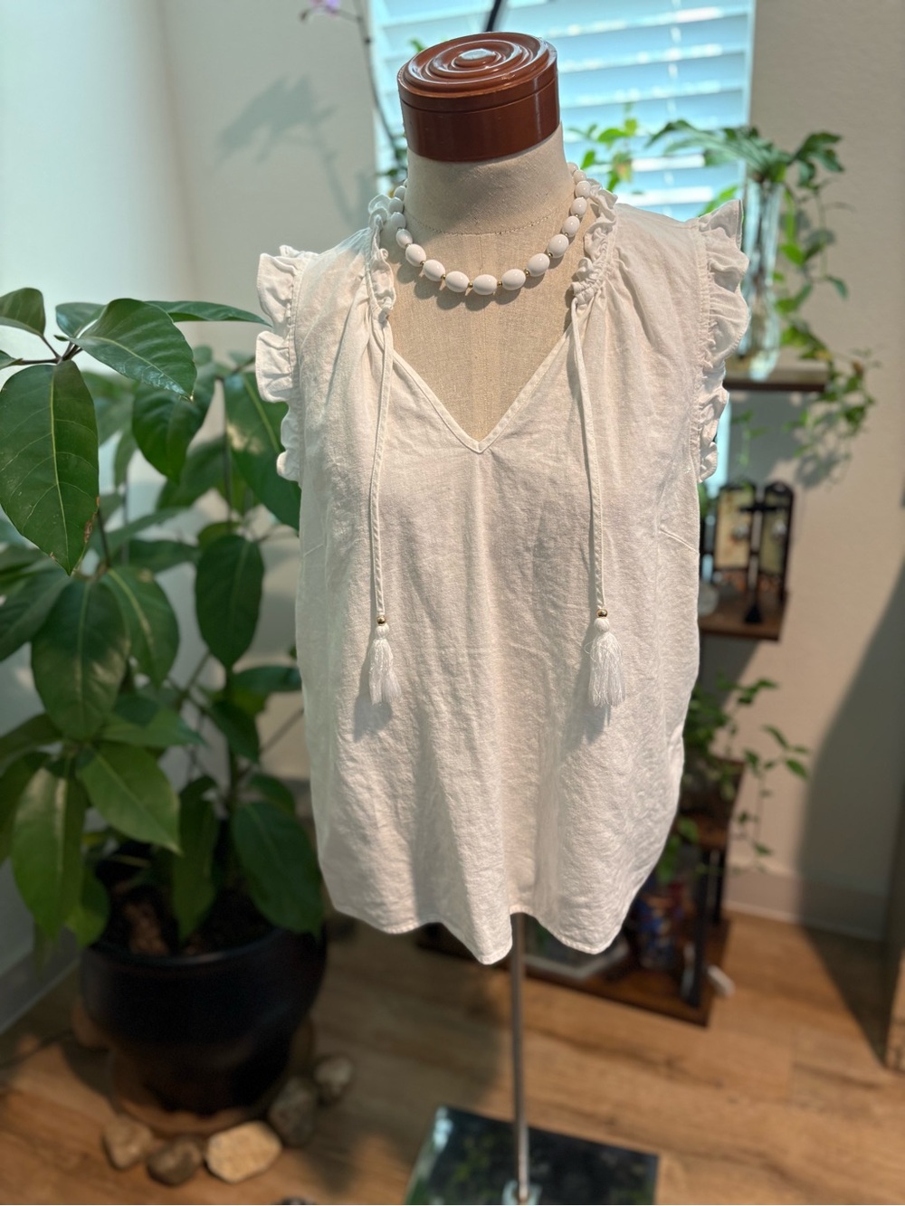 Ellen Tracy White Linen Ruffle Sleeve V-Neck Tassel Tie Tank